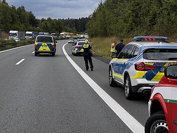 Mann schlägt auf Polizisten ein: Großfahndung nahe der A93 in Oberfranken beendet