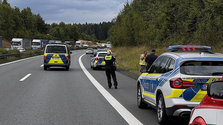 Mann schlägt auf Polizisten ein: Großfahndung nahe der A93 in Oberfranken beendet
