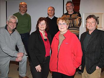 Armin Lieb (von links), Hermann Hacker, Rosi Jörig, Jürgen Schedel, Ursula Heider, Anton Köcheler und Joachim Lieb diskutierten bei der Mitgliederversammlung über die zukünftige Ausrichtung der KIS. Foto: Gerda Völk