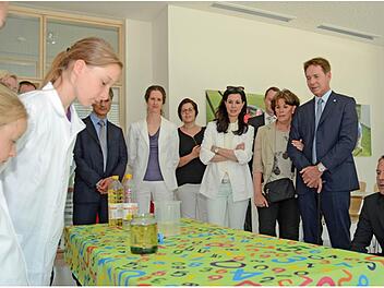 Bei der Eröffnung des "Brose Kids Clubs" in Ostrava. Nach Coburger Vorbild präsentierten die Kinder Experimente zu den Elementen Wasser, Luft, Feuer und Erde.  Foto: Brose