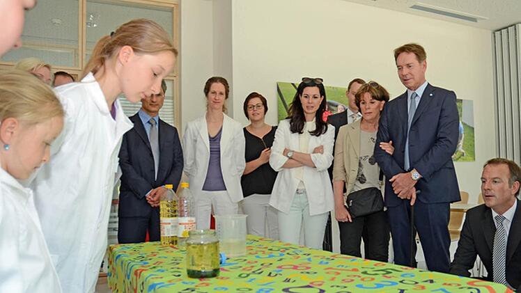 Bei der Eröffnung des "Brose Kids Clubs" in Ostrava. Nach Coburger Vorbild präsentierten die Kinder Experimente zu den Elementen Wasser, Luft, Feuer und Erde.  Foto: Brose