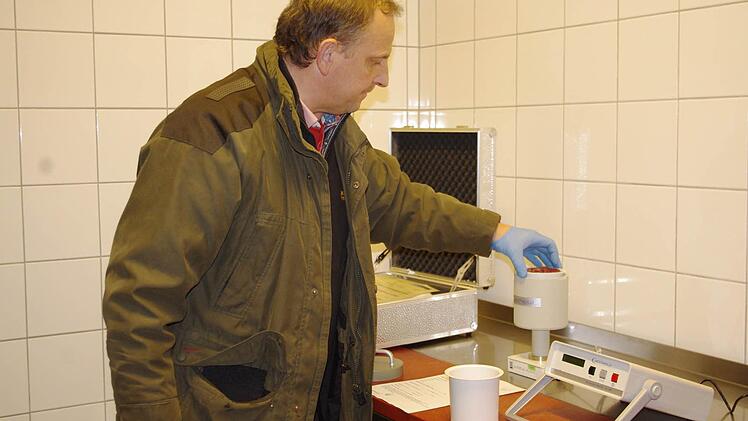 Kreisvorsitzender Bernhard Schmitt demonstriert die Funktionsweise des Messgeräts zur Radiocäsium-Messung. Foto: Heike Schülein