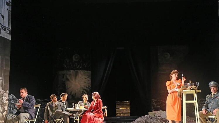 Szene aus der Neuinszenierung von "La Bohème" am Landestheater CoburgFoto: Henning Rosenbusch