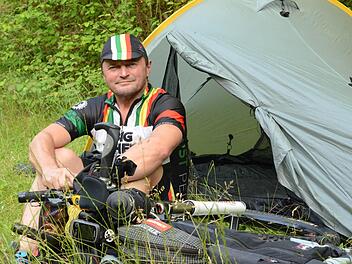 Hauptsache leicht: Walter Lauter vor seinem nur wenige hundert Gramm schweren "Schlafzimmer".  Foto: Jürgen Schmitt