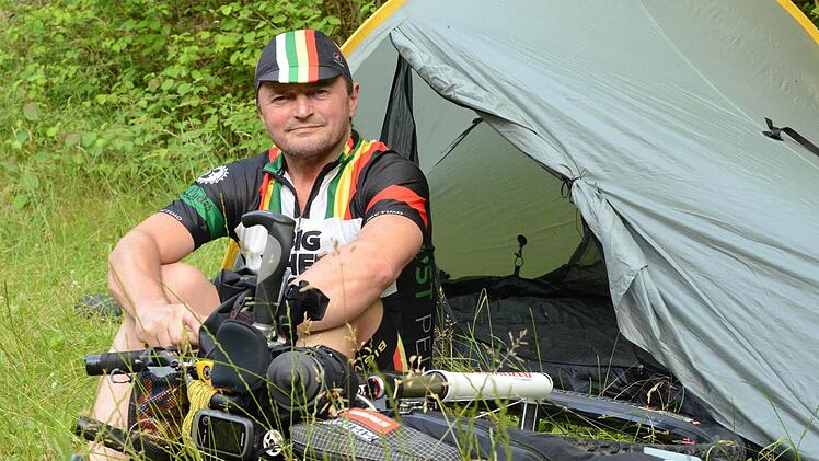 Hauptsache leicht: Walter Lauter vor seinem nur wenige hundert Gramm schweren "Schlafzimmer".  Foto: Jürgen Schmitt