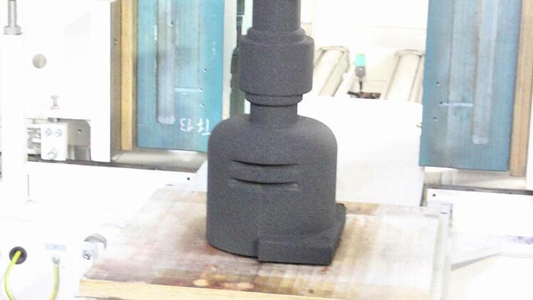 Die Kernschießmaschine hat eine der Sandformen fertig.  Foto: Friedwald Schedel
