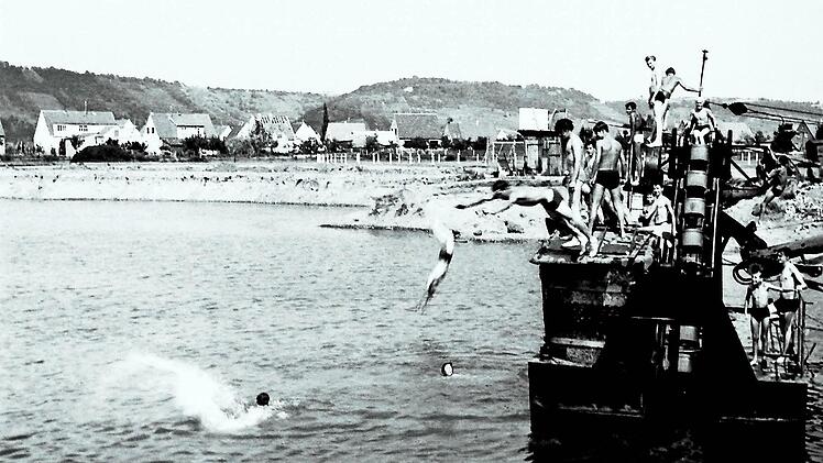 Die Kiesausbeute lief schon in den 1950er Jahren: hier der Baggersee bei Sand mit Blick auf die Ruine Schmachtenberg. Die Kinder und Jugendlichen sprangen begeistert von den Arbeitsger&auml;ten, die werktags den begehrten Baustoff f&uuml;r das gebeutelte Land zu Tage f&ouml;rderten. Fotos: Ludwig Leisentritt/Archiv Heinrich Schneier