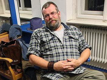 Jochen Malmsheimer empfängt noch kurz vor dem Auftritt in seiner Garderobe. "Ich konzentriere mich, wenn es so weit ist", erklärt er.  Foto: Benedikt Borst