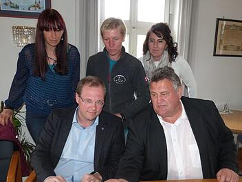 Das Team um Gemeinderat Sebastian Herrmann (sitzend, links, neben Bürgermeister Gerhard Schneider) hat sich mit der Jugendbefragung große Mühe gegeben. Dahinter (von links) Katja Kreutzer, Gabriele Pittel und Nicolin Engelhardt Foto: Werner Reißaus
