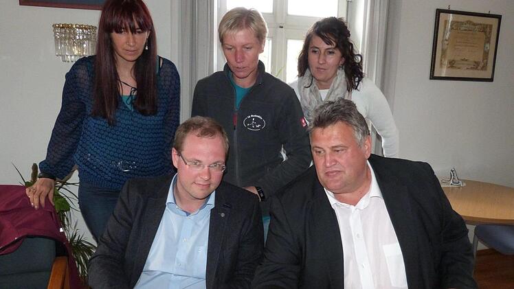 Das Team um Gemeinderat Sebastian Herrmann (sitzend, links, neben Bürgermeister Gerhard Schneider) hat sich mit der Jugendbefragung große Mühe gegeben. Dahinter (von links) Katja Kreutzer, Gabriele Pittel und Nicolin Engelhardt Foto: Werner Reißaus