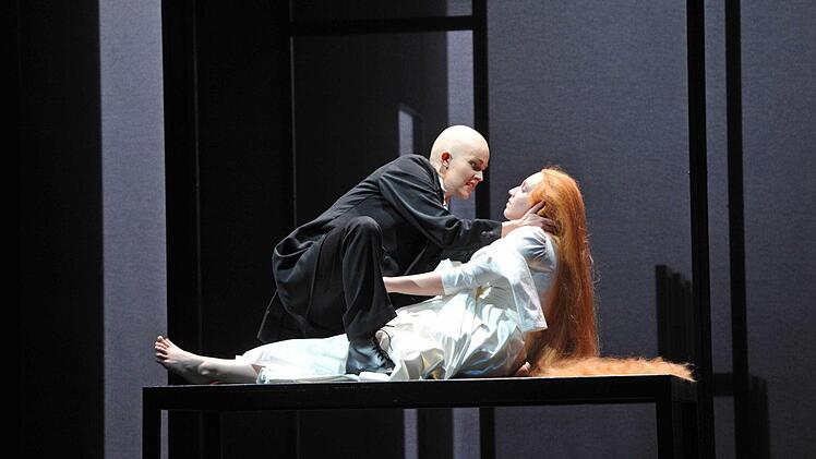 "The Raven": Szene aus Toshio Hosokawas Kammeroper mit Verena Usemann. Das Werk feierte am Landestheater Coburg feierte.Foto: Andrea Kremper