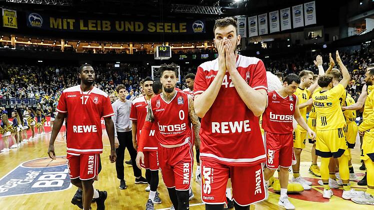 Kaum zu fassen: Die Bamberger verlieren bei Alba Berlin mit 75:81 und laufen Gefahr, aus den Play-off-Rängen der Bundesliga zu fallen. Foto: Daniel Löb
