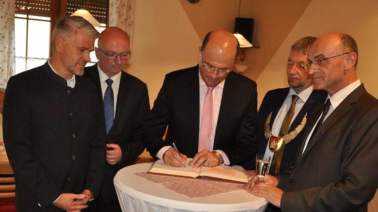 Beim Eintragen ins Goldene Buch (von links) MdL Steffen Vogel, CSU-Ortsverbandsvorsitzender Markus Oppelt, Minister Albert Füracker, Bürgermeister Ralf Nowak und Landrat Wilhelm Schneider.Simon Albrecht