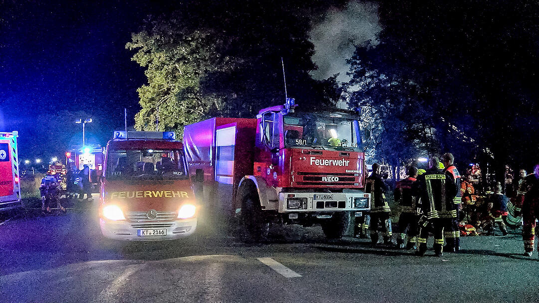 Fahrzeughalle im Kreis Kitzingen komplett ausgebrannt