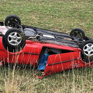 Bei Herzogenaurach: Auto überschlägt sich - Fahrer muss befreit werden