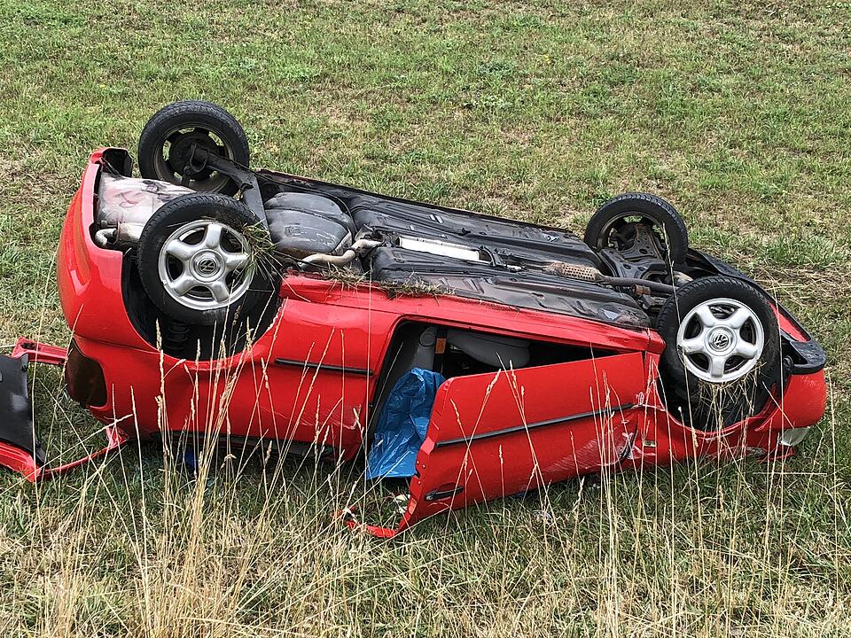 Bei Herzogenaurach: Auto überschlägt sich - Fahrer muss befreit werden