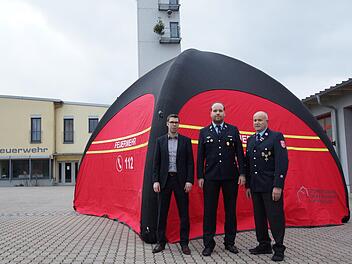 WGH-Geschäftsführer Marco Lummel, Kommandant Michael Ohmert und sein Stellvertreter Walter Emmert präsentieren die neue Ausrüstung für den Einsatzfall.Foto: Arkadius Guzy