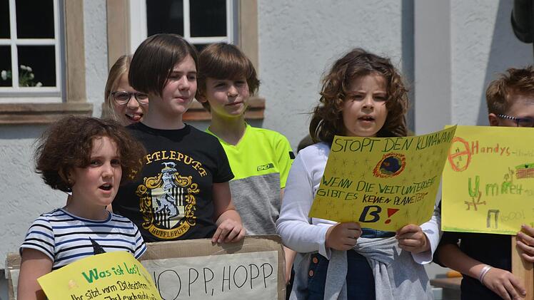 Schüler des Liebfrauenhauses sangen ein Lied.