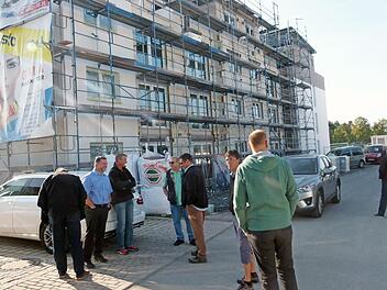 Einen zweistelligen Millionenbetrag steckt der Investor in das neue Gebäude "Betreutes Wohnen" am Rathausplatz.  Foto: Lothar Weidner