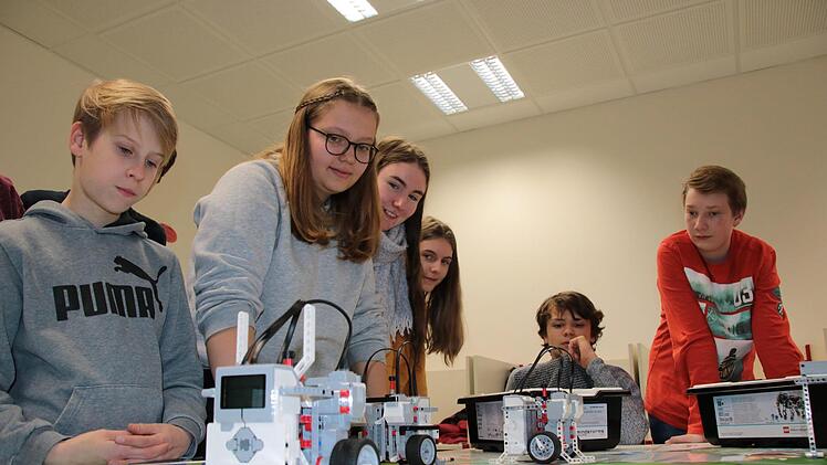 Eine der ersten Aufgaben im neuen Robotik-Kurs war, dass die drei kleinen Maschinen jeweils einen Buchstaben des Schul-Kürzels FGH, für Frobenius-Gymnasium Hammelburg, zeichnen. Nach viel Justieren und Einstellen hat das super geklappt.Ralf Ruppert