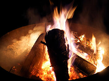 Feier mit Feuerschale in Wohnung - sieben Verletzte