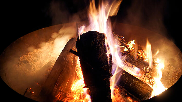 Feier mit Feuerschale in Wohnung - sieben Verletzte