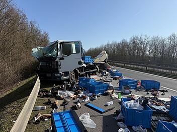 Schuhe auf der Fahrbahn verteilt - A70 nach Lkw-Unfall aktuell gesperrt