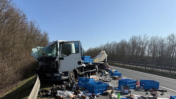 Schuhe auf der Fahrbahn verteilt - A70 nach Lkw-Unfall aktuell gesperrt