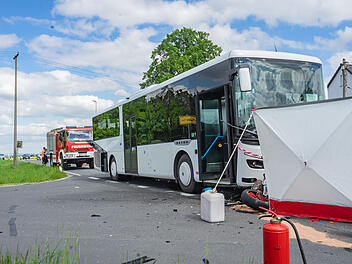 Motorrad kollidiert mit Linienbus: 21-j&auml;hriger Biker stirbt an der Unfallstelle - Busfahrer verletzt