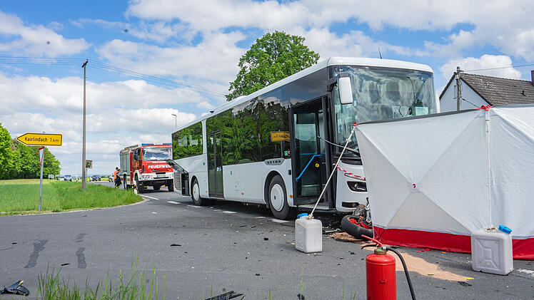 Motorrad kollidiert mit Linienbus: 21-j&auml;hriger Biker stirbt an der Unfallstelle - Busfahrer verletzt
