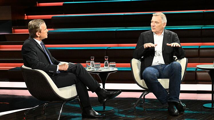 Jan van Aken (rechts) sorgte mit seinem Gedankenspiel rund um den Ukraine-Krieg nicht nur bei Markus Lanz f&uuml;r Unverst&auml;ndnis.