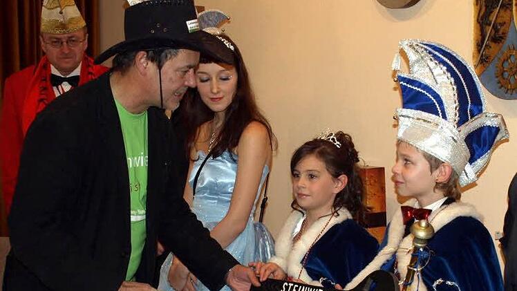 Bürgermeister Gerhard Wunder übergab den Rathausschlüssel an das Kinderprinzenpaar Prinzessin Anna-Sophia I. und Prinz Sandro I.