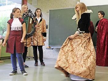 Schaut sich am liebsten selbst im Spiegel an: Laura Schrutka als "Kaiserin Mariella die Modische" (vorne rechts) bei den Proben der Theatergruppe der Realschule CO II zum Stück "Des Kaisers neue Kleider".  Fotos: Thomas Heuchling