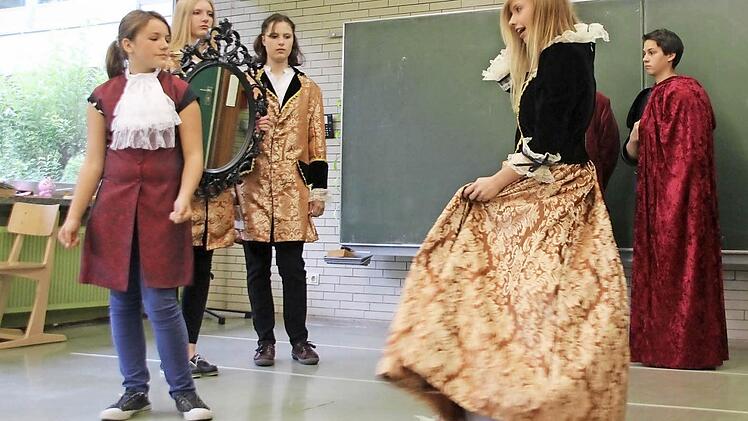 Schaut sich am liebsten selbst im Spiegel an: Laura Schrutka als "Kaiserin Mariella die Modische" (vorne rechts) bei den Proben der Theatergruppe der Realschule CO II zum Stück "Des Kaisers neue Kleider".  Fotos: Thomas Heuchling