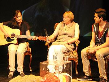 Heike Stegner-Kleinknecht (Mitte) berichtete, wie die Neustadter Mittelschule Am Moos versucht, die Talente ihrer Schüler zu fördern. Ntergia Recepoglou mitihrem selbstkomponierten Lied und Alperen Arik waren stellvertretend für die Schüler auf der Bühne. Foto: Simone Bastian