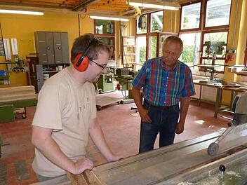 Klaus Gallenz (rechts) beim Besuch der Schreinerei, wo Werkstatt-Mitarbeiter Markus Dorberth in seinem Element ist.  Foto: Lebenshilfe