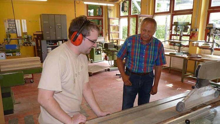 Klaus Gallenz (rechts) beim Besuch der Schreinerei, wo Werkstatt-Mitarbeiter Markus Dorberth in seinem Element ist.  Foto: Lebenshilfe