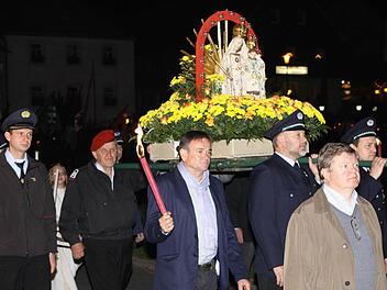 Reservisten trugen in Uniform die Gnadenmadonna von Neuengrün zum Friedenskreuz.  Foto: Michael Wunder