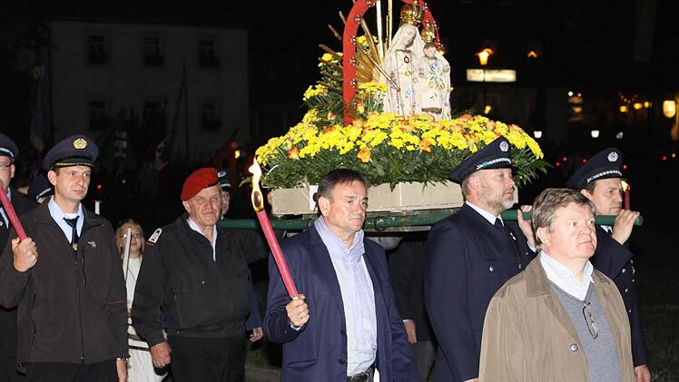 Reservisten trugen in Uniform die Gnadenmadonna von Neuengrün zum Friedenskreuz.  Foto: Michael Wunder