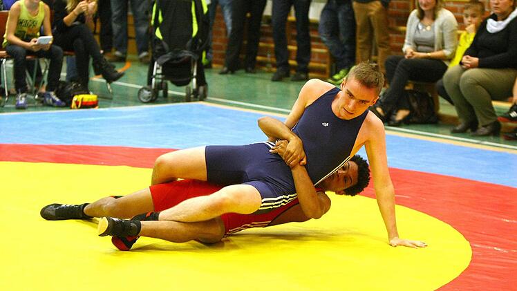 Musazgi Hagos (unten) besiegte Antony Fry vom TSV Feucht.  Foto: Monika Limmer