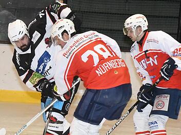 Marc Hemmerich (links, hier im Spiel gegen den EHC Nürnberg) nimmt es auch mal mit zwei Gegenspielern auf und bleibt dabei der Sieger.  Foto: Hopf