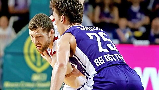 Janis Strelnieks (l.) war bei seinem Comeback gleich wieder der beste Werfer im Bamberger Team. Hier versucht der starke G&ouml;ttinger Aufbauspieler Jesse Sanders den Letten zu stoppen. Foto: Hubert Jelinek