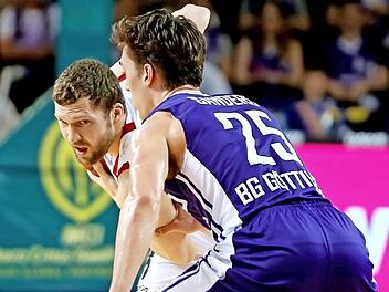 Janis Strelnieks (l.) war bei seinem Comeback gleich wieder der beste Werfer im Bamberger Team. Hier versucht der starke Göttinger Aufbauspieler Jesse Sanders den Letten zu stoppen. Foto: Hubert Jelinek