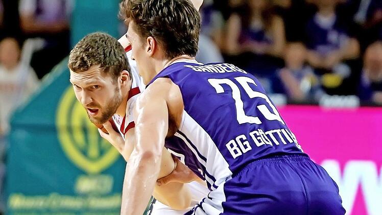 Janis Strelnieks (l.) war bei seinem Comeback gleich wieder der beste Werfer im Bamberger Team. Hier versucht der starke Göttinger Aufbauspieler Jesse Sanders den Letten zu stoppen. Foto: Hubert Jelinek