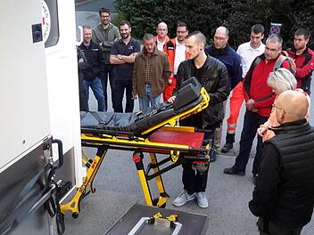 Damit im Ernstfall jeder Handgriff sitzt, wurden alle Details der Fahrzeugausstattung ausführlich erläutert. Dazu zählte auch die Funktionsweise der modernen Trage. Foto: Rolf Pralle