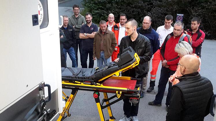 Damit im Ernstfall jeder Handgriff sitzt, wurden alle Details der Fahrzeugausstattung ausführlich erläutert. Dazu zählte auch die Funktionsweise der modernen Trage. Foto: Rolf Pralle