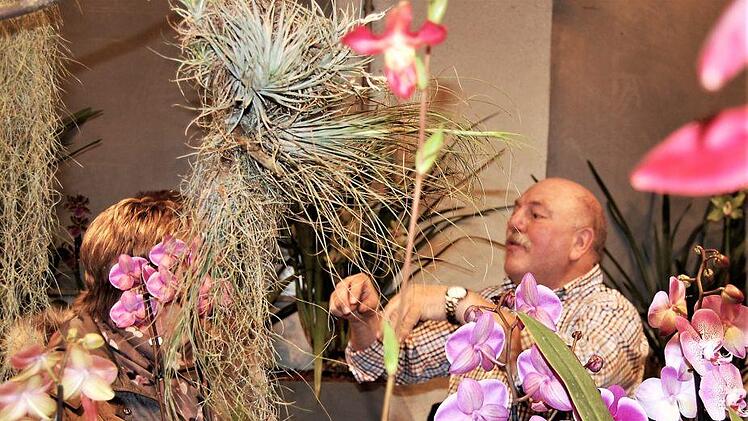 Schlossermeister Kurt Beck (59) im Gespräch mit Ausstellungsbesuchern.Sigismund von Dobschütz