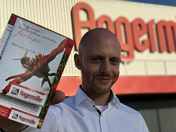 Jan Angermüller   zeigt eine der insgesamt 8000 Blütentüten -  sie sind ein nachhaltiges Geschenk für  Kunden und  öffentliche Institutionen zum 70. Geburtstages vom "Interliving Einrichtungshaus Angermüller". Anja Vorndran