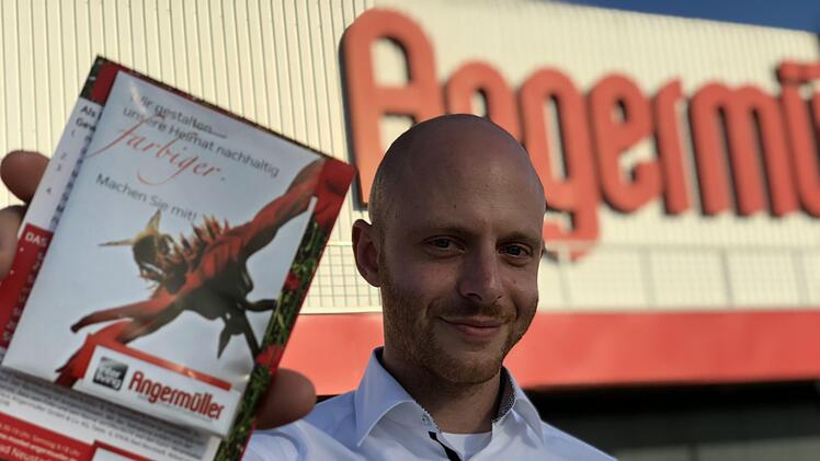 Jan Angermüller   zeigt eine der insgesamt 8000 Blütentüten -  sie sind ein nachhaltiges Geschenk für  Kunden und  öffentliche Institutionen zum 70. Geburtstages vom "Interliving Einrichtungshaus Angermüller". Anja Vorndran