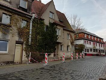 Das Haus Grünwehr 6 verfällt. Seit einigen Wochen ist aus Sicherheitsgründen der Gehsteig gesperrt. Fotos: Katrin Geyer
